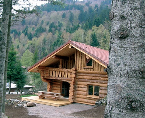 Cette maison construite en rondins empilés s’intègre harmonieusement dans le paysage